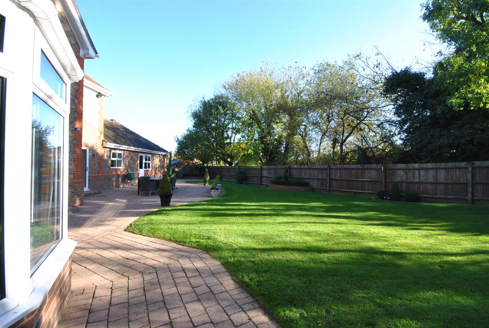 6 Bedrooms, House - Detached